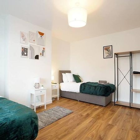 3 Bedroom Home With Free Parking Лидс Экстерьер фото