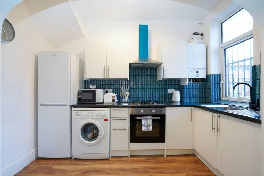 3 Bedroom Home With Free Parking Лидс Экстерьер фото