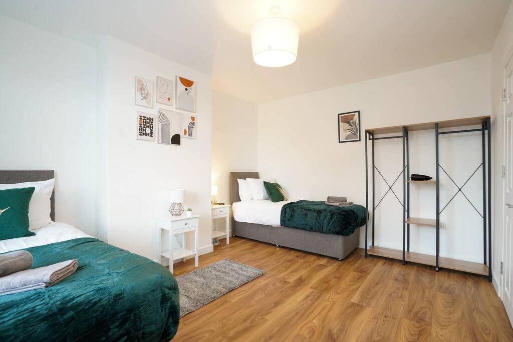 3 Bedroom Home With Free Parking Лидс Экстерьер фото