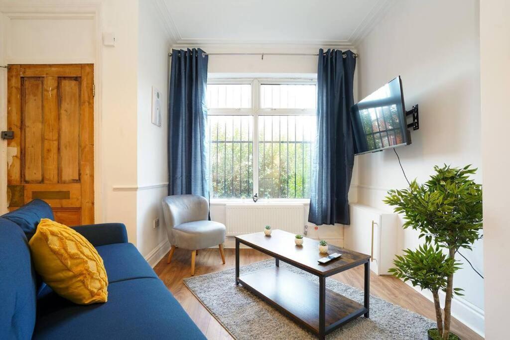 3 Bedroom Home With Free Parking Лидс Экстерьер фото