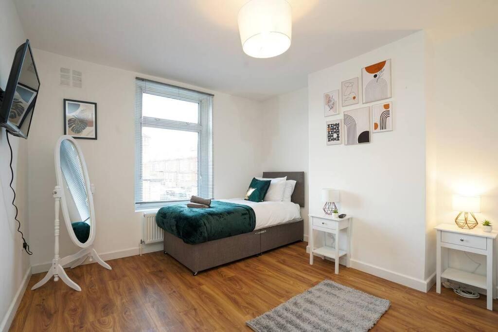 3 Bedroom Home With Free Parking Лидс Экстерьер фото
