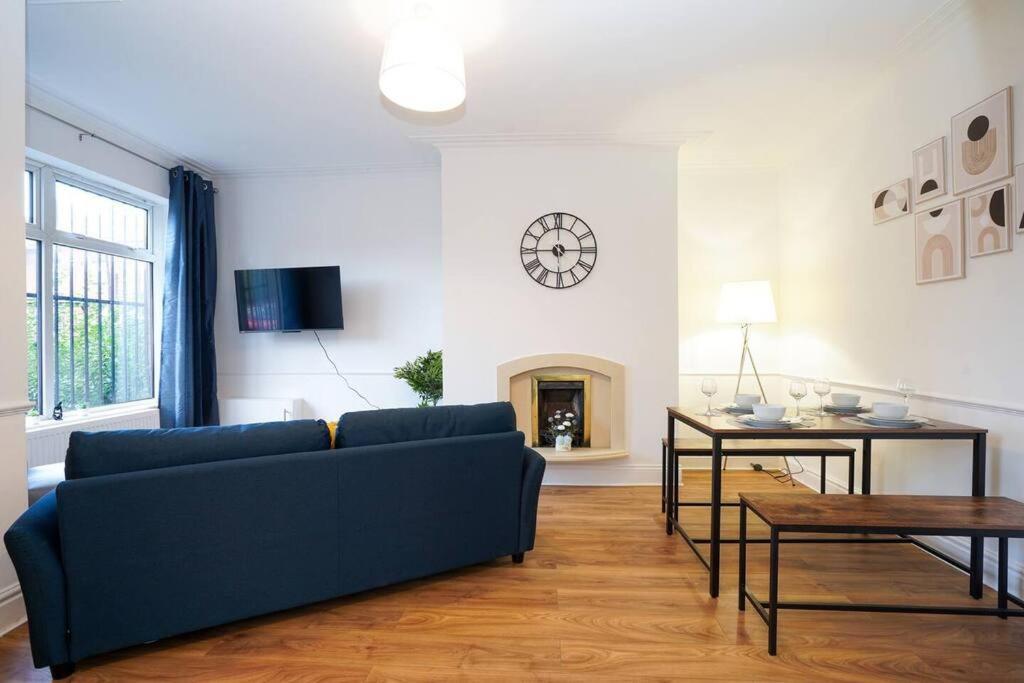 3 Bedroom Home With Free Parking Лидс Экстерьер фото